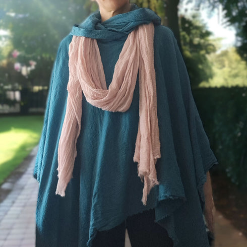 Pelerină tip poncho de vară cu glugă adâncă, din amestec de cânepă și bumbac natur.