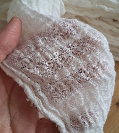 Perdea din in topit, transparenta, usoara si prietenoasa cu mediul.