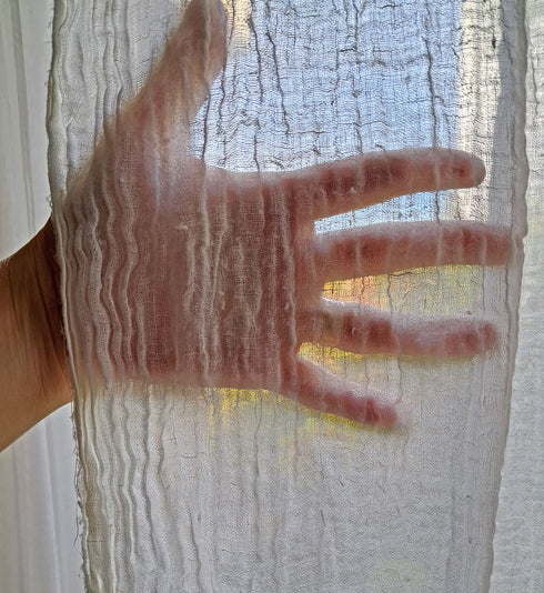 Perdea din in topit, transparenta, usoara si prietenoasa cu mediul.