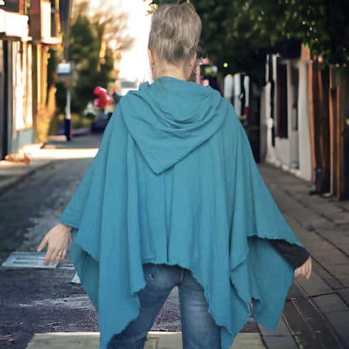 Pelerină tip poncho de vară cu glugă adâncă, din amestec de cânepă și bumbac natur.